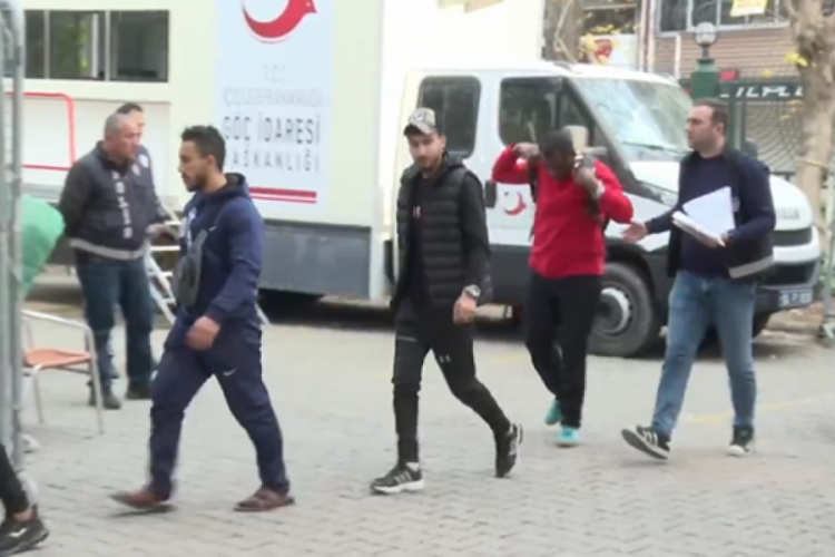 Bursa dahil 27 ilde operasyon: 80 g&ouml;&ccedil;men ka&ccedil;ak&ccedil;ılığı organizat&ouml;r&uuml; yakalandı