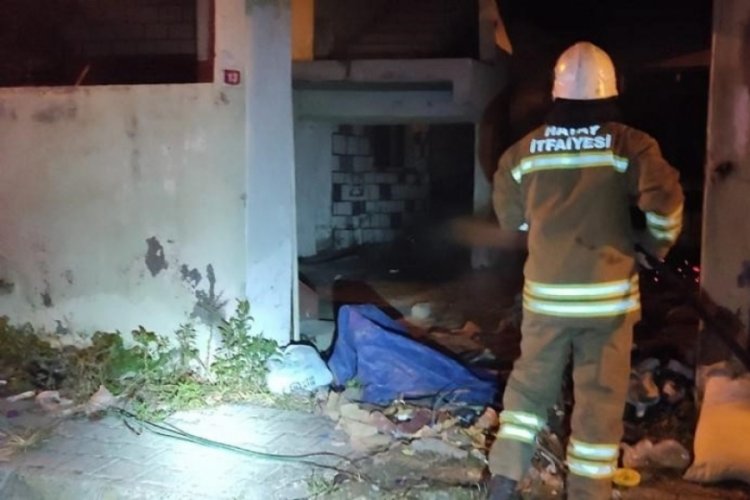 Hatay'da metruk binada yangın &ccedil;ıktı
