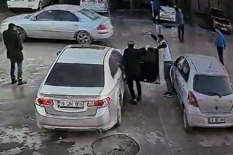 &Ccedil;orum'da benzin istasyonundaki saldırı anı g&uuml;venlik kamerasına yansıdı