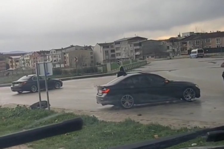Bursa'da drift atan ara&ccedil; mahalle sakinlerine rahatsızlık verdi