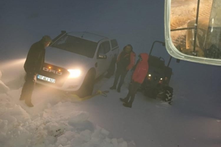 Antalya'da kar: Yolda mahsur kalan 3 kişi kurtarıldı