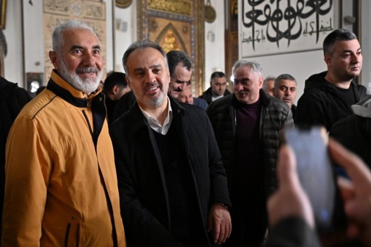 Alinur Aktaş, g&uuml;ne Ulu Camii'de sabah namazıyla başladı