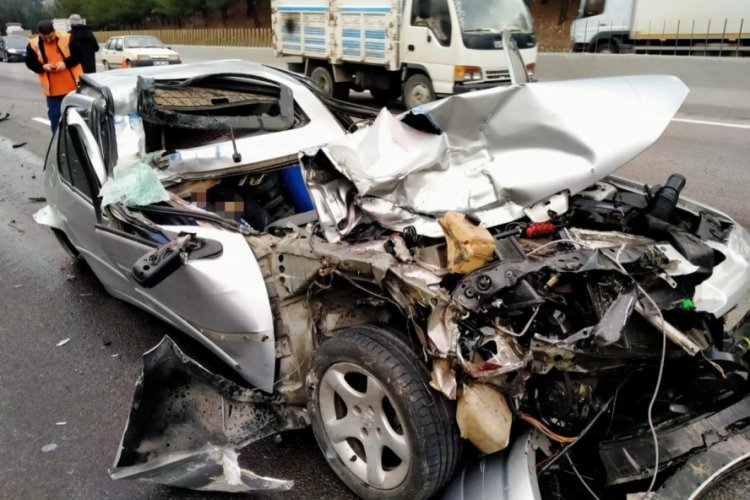 Memleketlerine giden polis memurları otoyolda kaza yaptı: 1 &ouml;l&uuml;, 1 yaralı