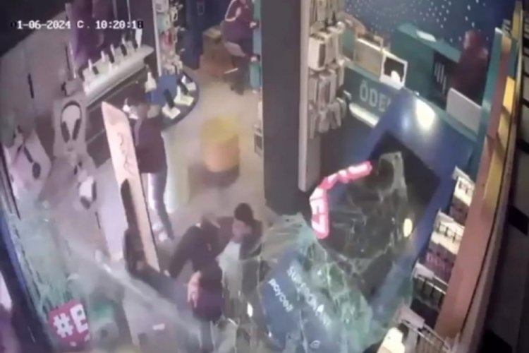 İzmir'de kamyonet yayalara &ccedil;arpıp iş yerine daldı: 5 yaralı