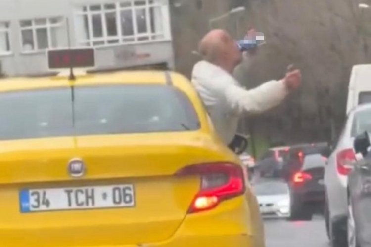 Taksinin camından sarktı, alkol aldı ve dans etti