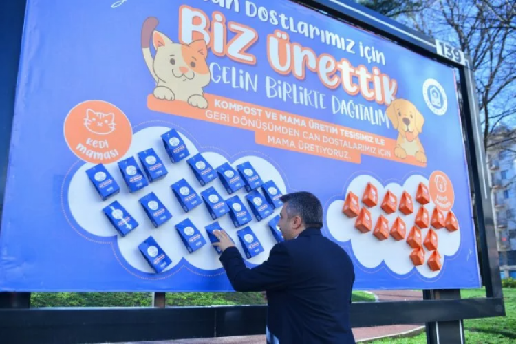 Bursa'da yemek atıklarından &uuml;retilen mamalar, hayvanlar i&ccedil;in billboardlara asıldı