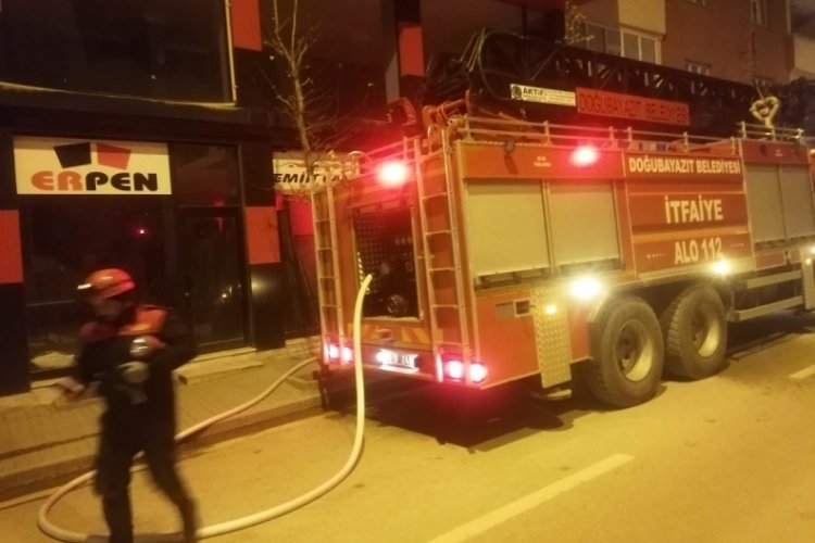 Bodrum katından alevler y&uuml;kseldi