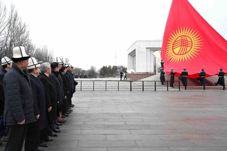 Kırgızistan'ın bayrağı değişti