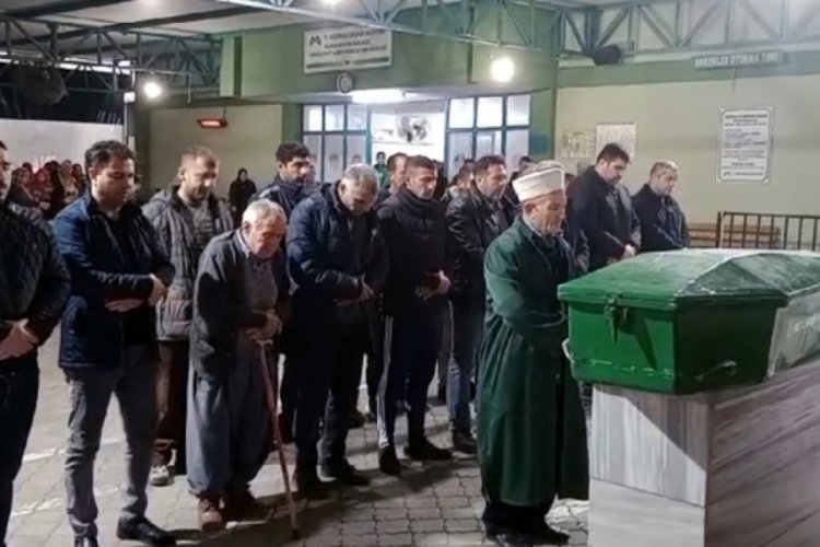 Mersin'de eşinin &ouml;ld&uuml;rd&uuml;ğ&uuml; 7 aylık hamile kadın toprağa verildi, ş&uuml;pheli adliyede