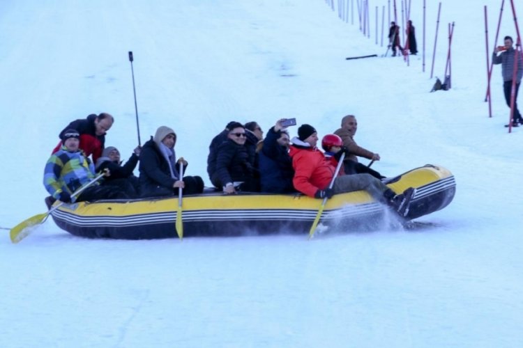 Erzincan Valisi Aydoğdu karda rafting yaptı