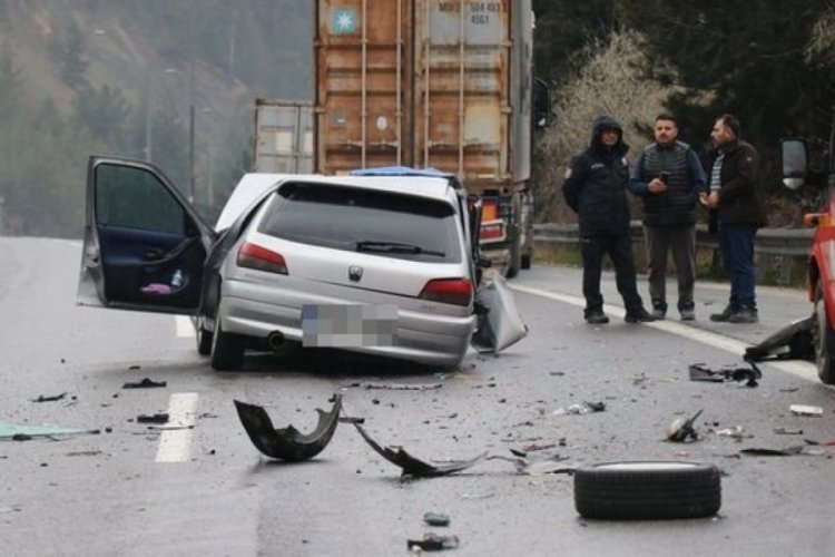 Adana'da TIR'a &ccedil;arpan otomobildeki 1 polis &ouml;ld&uuml;, 1 polis yaralandı