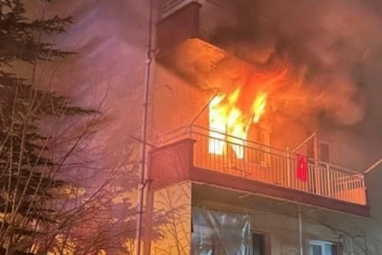 &Ccedil;akmakla oyun evi yaktı, 16 kişi hastanelik oldu