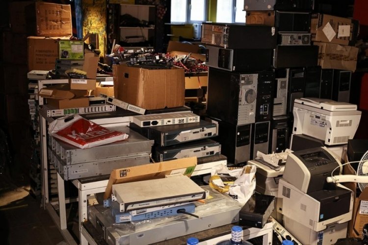Geri d&ouml;n&uuml;şt&uuml;r&uuml;lmeyen elektronik atıklar doğayı ve insan sağlığını tehdit ediyor