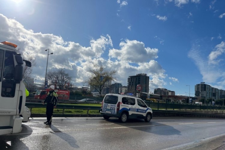 Bursa-İzmir yolunda kaza! Trafik adeta kilitlendi