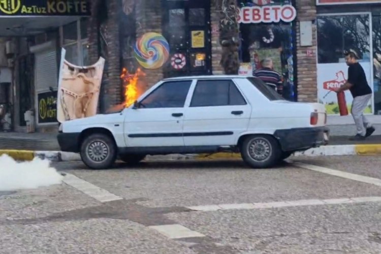 Balıkesir'de ara&ccedil;ta &ccedil;ıkan yangın esnafın m&uuml;dahalesiyle s&ouml;nd&uuml;r&uuml;ld&uuml;