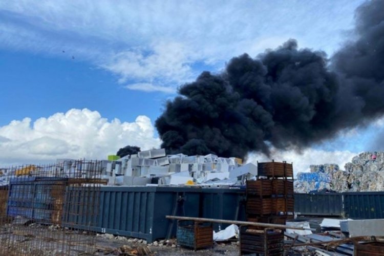 Manisa'da geri d&ouml;n&uuml;ş&uuml;m tesisinde yangın