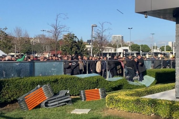 Zammı yetersiz bulan taksiciler, UKOME toplantısının yapıldığı binayı taş yağmuruna tuttu