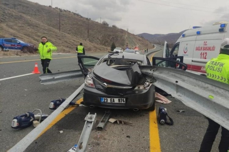 Elazığ'da otomobil bariyerlere saplandı