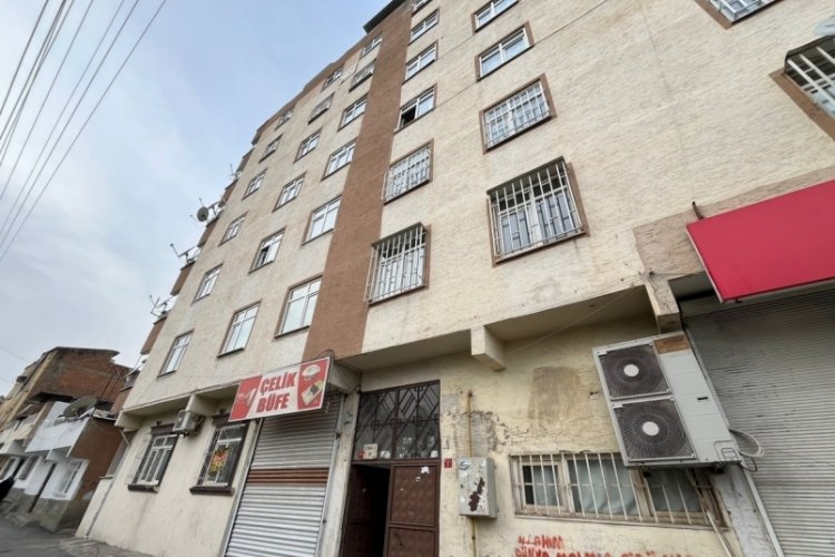 Diyarbakır'da 2 &ccedil;ocuk annesi evde bı&ccedil;aklanmış halde &ouml;l&uuml; bulundu