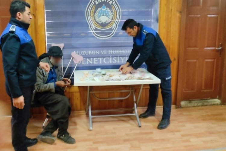 Adıyaman'da dilenen şahsın cebinden 2 bin tl para &ccedil;ıktı
