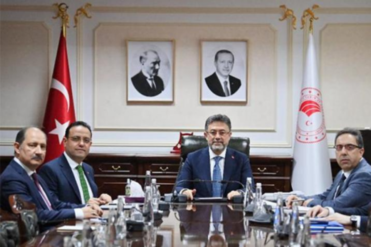 Bakan Yumaklı yardımcıları ile 2024'&uuml;n ilk toplantısını ger&ccedil;ekleştirdi