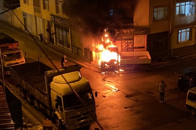 Bursa'da park halindeki kamyonet alev alev yandı