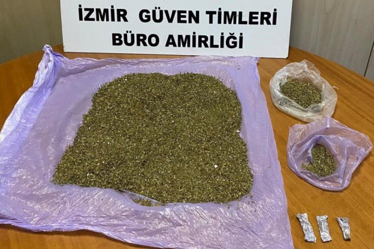 İzmir'de uyuşturucuyla yakalanan ş&uuml;phelinin hapis cezasıyla arandığı ortaya &ccedil;ıktı