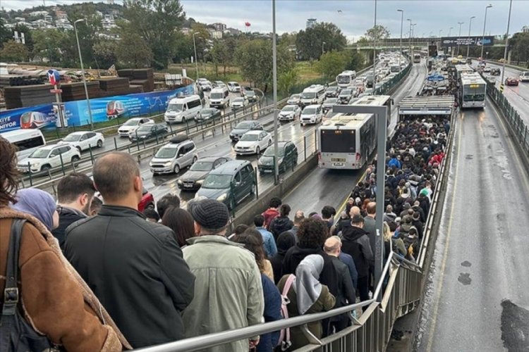 İstanbul'da yağışlı havanın etkisiyle trafik yoğunluğu yaşanıyor