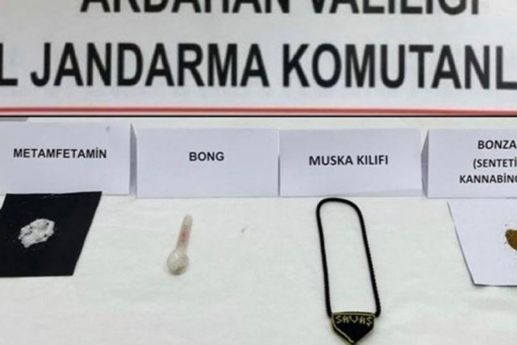 Ardahan'da uyuşturucuyu muska kılıfına saklayan şahış g&ouml;zaltında