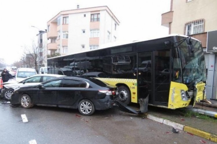 İstanbul'da İETT otob&uuml;s&uuml; park halindeki 5 araca &ccedil;arptı