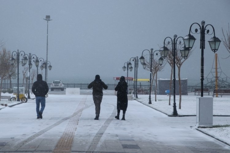 &Ccedil;anakkale'nin bazı il&ccedil;elerinde kar etkili oluyor