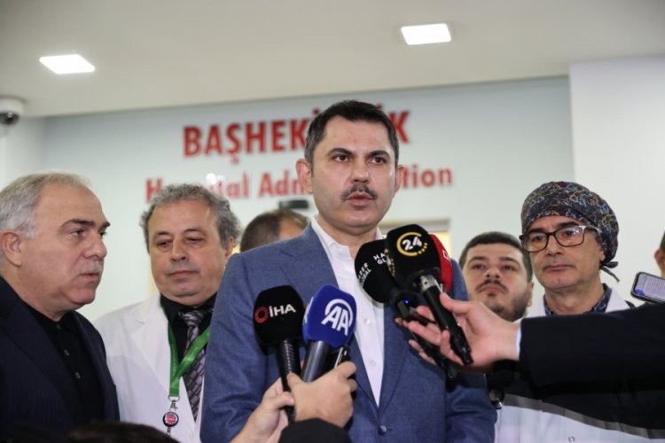 Murat Kurum, bı&ccedil;aklanan Fatih Camisi imamı Usta'yı hastanede ziyaret etti