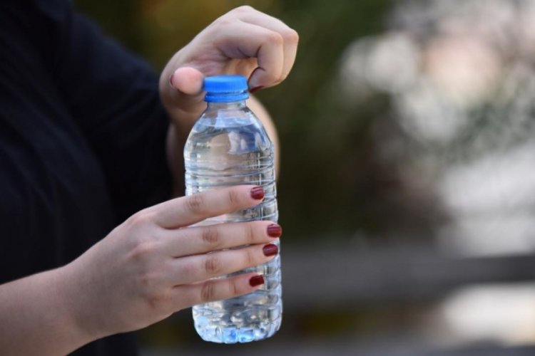 Pet şişedeki su insan sağlığı için tehlikeli binlerce nanoplastik içeriyor 