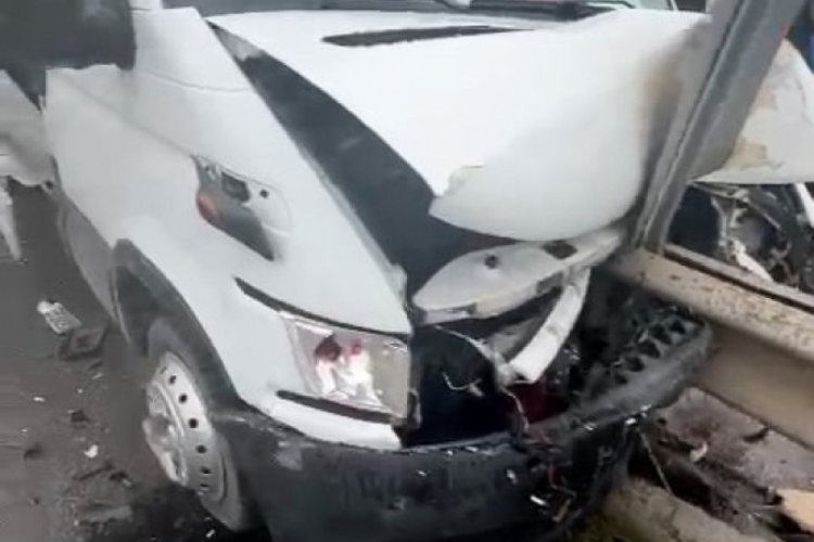 Sakarya'da kamyonet bariyerlere saplandı: 2 yaralı