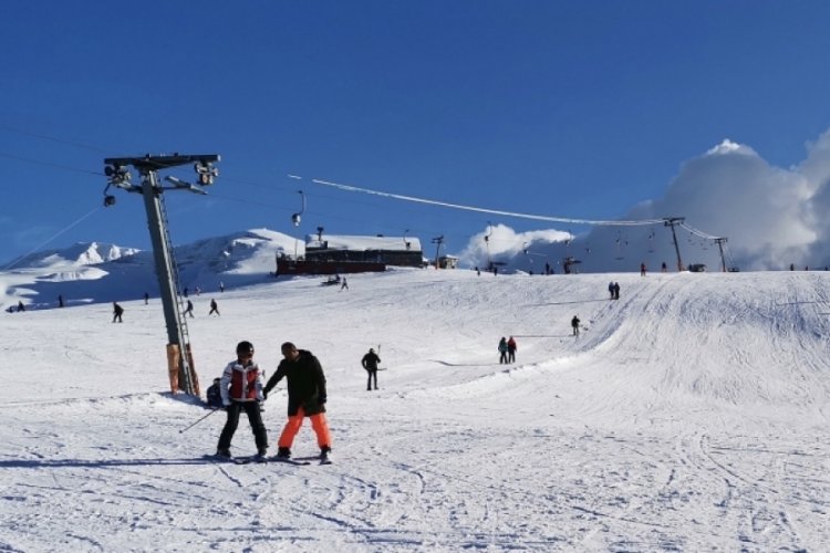 Uludağ'da beklenen kar yağışı başladı