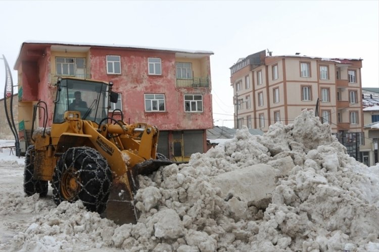 Bing&ouml;l Karlıova'da biriken kar il&ccedil;e dışına taşınıyor