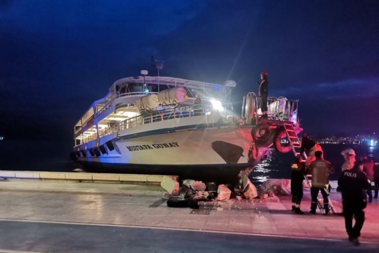 İzmir'de Konak-Bostanlı vapuru karaya &ccedil;arptı!