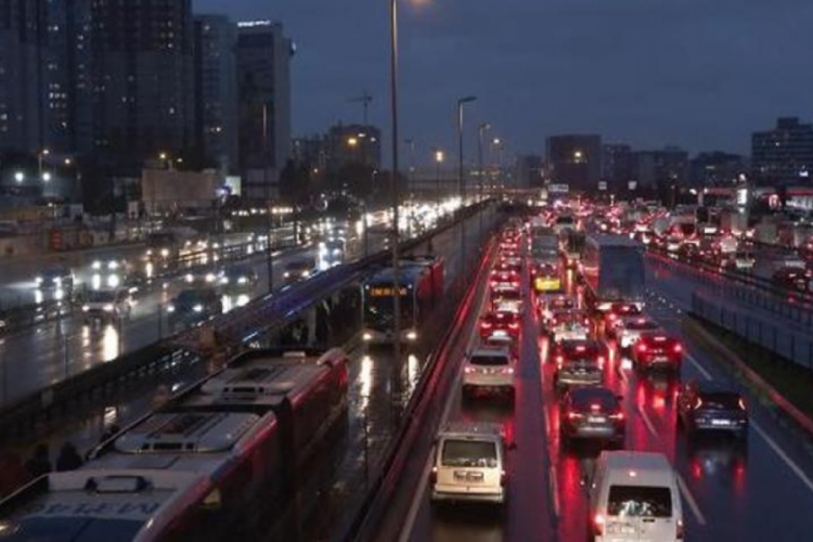 İstanbul'da&nbsp;trafik&nbsp;durma noktasına geldi