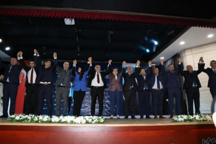 Meral Akşener, Manisa'da belediye başkan adaylarını tanıttı