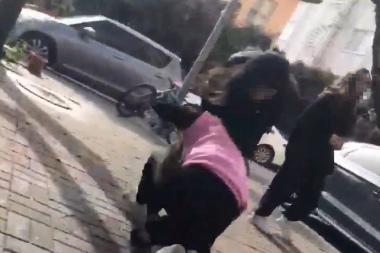 Antalya'da liseli kız &ouml;ğrenciler sa&ccedil; sa&ccedil;a baş başa kavgaya tutuştu