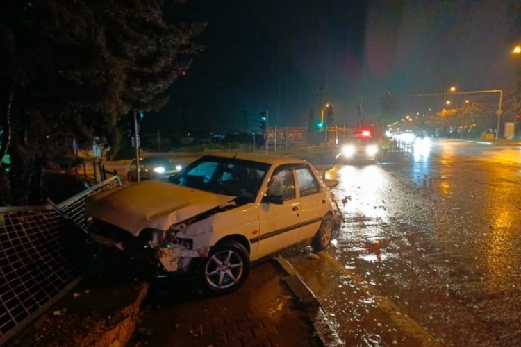 Bursa'da ana yola fırlayan otomobile tır &ccedil;arptı!