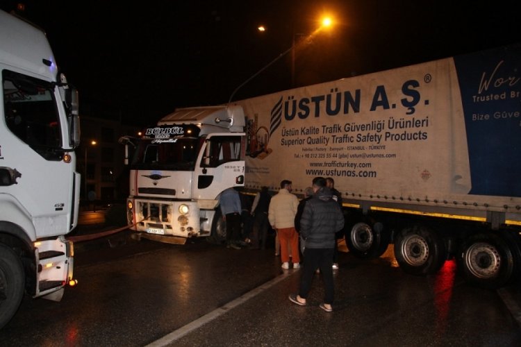 Manisa'da yağışlı havada kontrolden &ccedil;ıkan tır karayolunu trafiğe kapattı