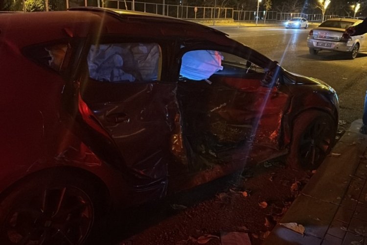 Şanlıurfa'da 3 ara&ccedil; birbirine girdi: 2 yaralı
