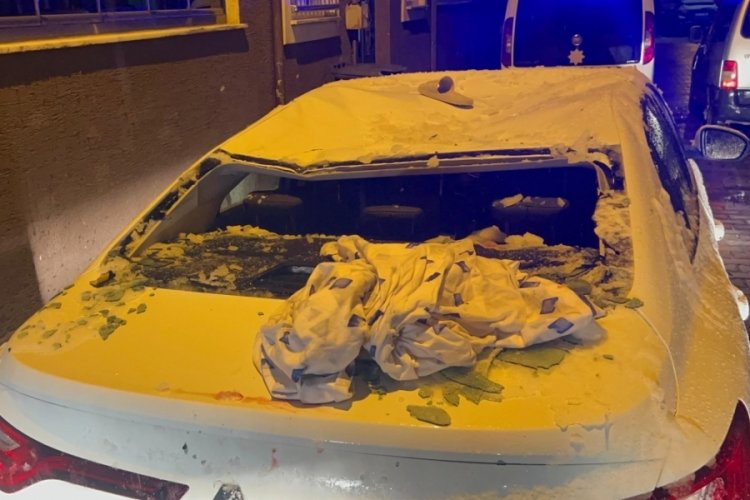 Bursa'da karla kaplanan antenin &uuml;zerini temizlerken &ccedil;atıdan otomobilin &uuml;zerine d&uuml;şt&uuml;!