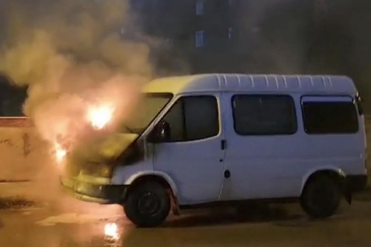 Antalya'da seyir halindeki minib&uuml;s yandı