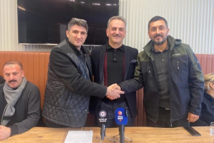 Gemlik Romanlar Dernek Başkanı ve Ferhat Işık kucaklaştı