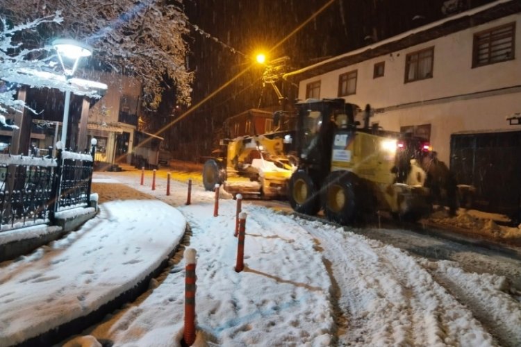 Bursa'da kar yağışının hayatı olumsuz etkilememesi i&ccedil;in &ccedil;alışmalar aralıksız s&uuml;rd&uuml;