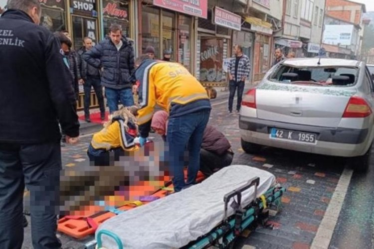 Konya'da 3 katlı binanın &ccedil;atısından  otomobilin &uuml;zerine d&uuml;şt&uuml;! Hayatını kaybetti