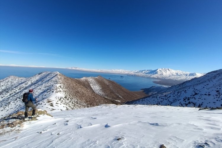 Van'da dağcılar Filistinlilere destek amacıyla zirve tırmanışlarını s&uuml;rd&uuml;r&uuml;yor
