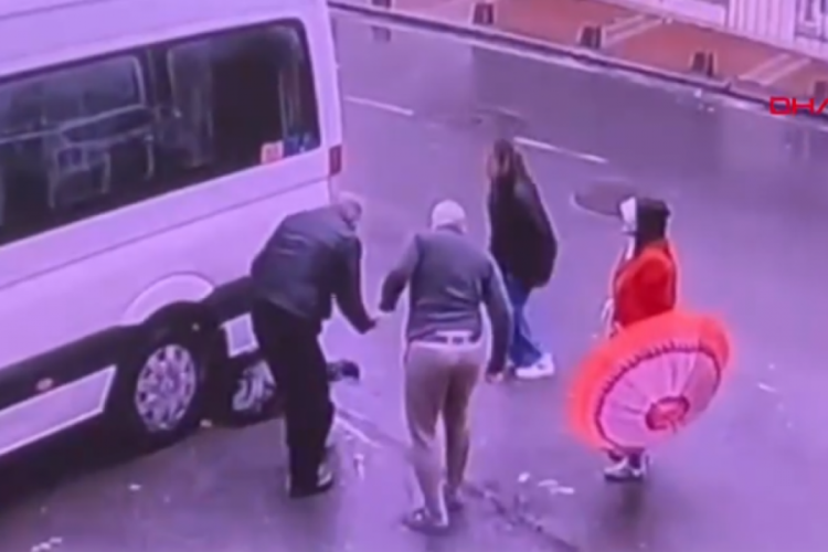 İstanbul'da servisin altında kalan beş yaşındaki &ccedil;ocuk hayatını kaybetti